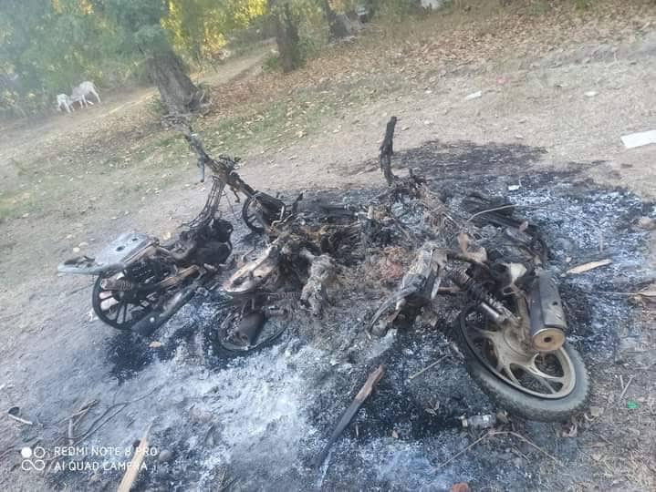 (ခင်ဦးမြို့နယ် မုံလှရွာတွင် စစ်ကောင်စီတပ်၏ လေကြောင်းပစ်ခတ်တိုက်ခိုက်မှုနှင့် မီးရှို့ဖျက် ဆီးမှုကြောင့်ပျက်စီးသွားသော သာသနိကအဆောက်အအုံများနှင့် လူနေအိမ်များ၊ ဓာတ်ပုံ-KURDAF)