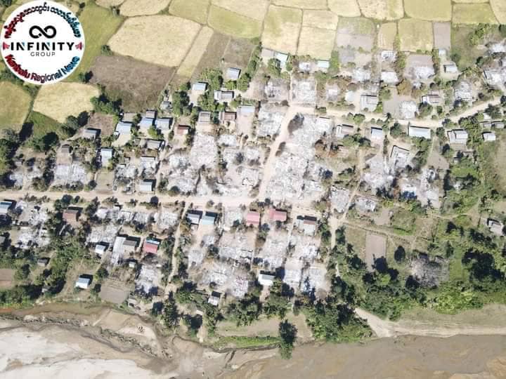 (စစ်​ကောင်စီတပ် မီးရှို့မှု​ကြောင့် မီး​လောင်ပြာကျသွား​သော ခဝါသည်​ကျေးရွာမှ ​နေအိမ်များ၊ဓာတ်ပုံ - InfinityGroup)