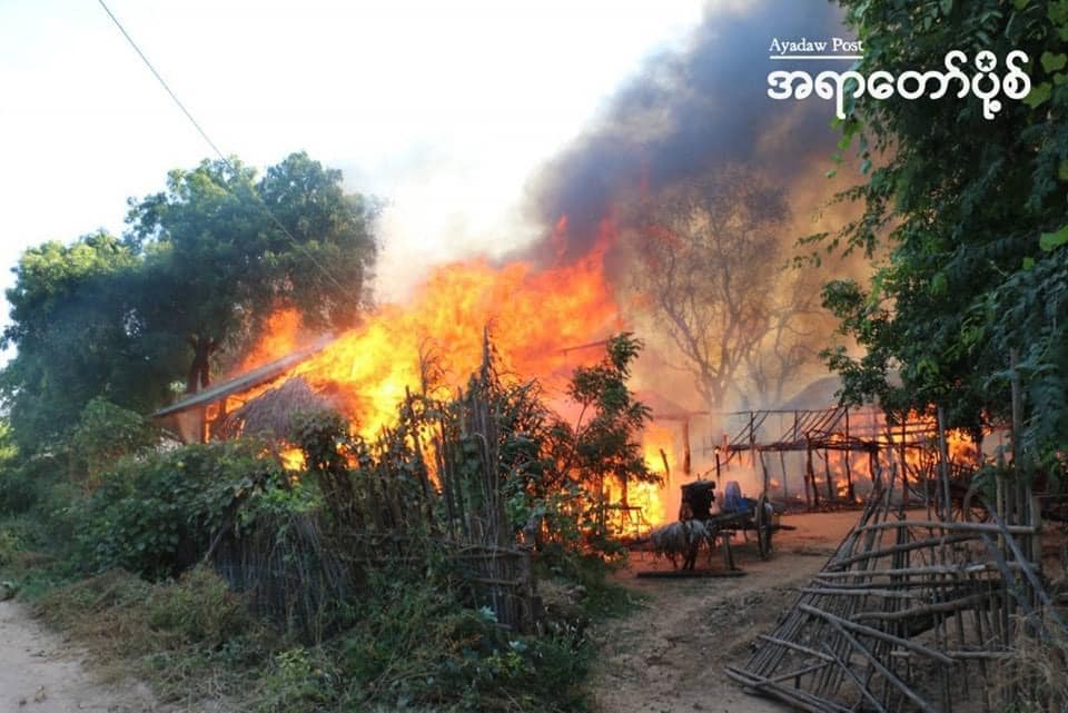 နိုဝင်ဘာ၂၅ ရက် နံနက်ပိုင်းတွင် စစ်ကောင်စီတပ်နှင့်ငွေတွင်းရွာခံ ပျူစောထီးများသည် အရာတော်နယ် တောင်ပိုင်း နွားမသင်းအရှေ့ကျေးရွာသို့ ဝင်ရောက်မီးရှို့ဖျက်ဆီးနေစဉ်၊ဓာတ်ပုံ - အရာတော်ပို့စ်