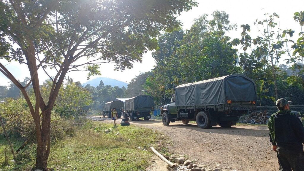 (ကရင်ပြည်နယ်တွင် ဖြတ်သန်းသွားလာနေသော စစ်ကောင်စီတပ်ယာဉ်တန်းအား တွေ့ရစဉ်၊ ပုံအဟောင်းကို အသုံးပြုထားပါသည်)