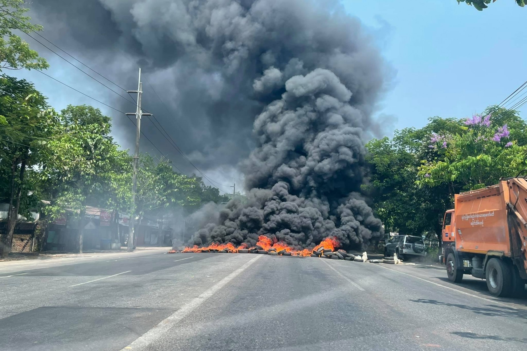 (စစ်ကောင်စီတပ်သားများက ရန်ကုန်မြို့ သုဝဏ္ဏတွင် အကြမ်းဖက်ဖြိုခွင်းမှုများကို ၂၀၂၁မတ်လ ၂၁ရက်က ပြုလုပ်ခဲ့စဉ်။ဓာတ်ပုံ - CJ)