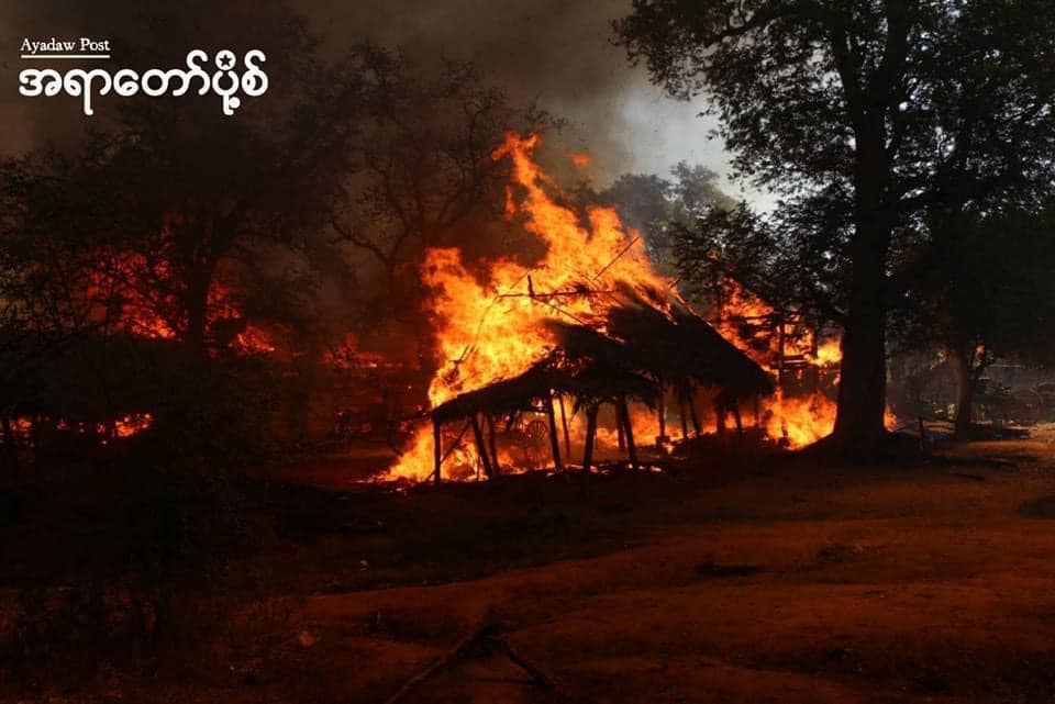 နိုဝင်ဘာ၂၅ ရက် နံနက်ပိုင်းတွင် စစ်ကောင်စီတပ်နှင့်ငွေတွင်းရွာခံ ပျူစောထီးများသည် အရာတော်နယ် တောင်ပိုင်း နွားမသင်းအရှေ့ကျေးရွာသို့ ဝင်ရောက်မီးရှို့ဖျက်ဆီးနေစဉ်၊ဓာတ်ပုံ - အရာတော်ပို့စ်