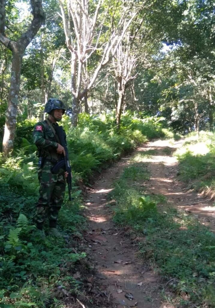 ရှေ့တန်းတစ်နေရာမှ KIA တပ်ဖွဲ့ဝင်တစ်ဦး ။ပုံအဟောင်းဖြစ်ပါသည်။(ဓါတ်ပုံ-CJ)