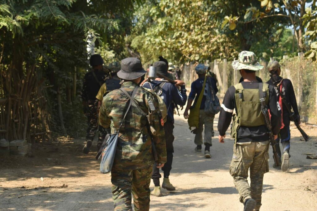 (စစ်​ကောင်စီတပ် မီးရှို့ခဲ့​သော ​ပေါက်မြု့နယ်ရှိ ​ကျေးရွာများနှင့် စစ်​ကောင်စီတပ်ကို သွား​ရောက်တိုက်ခိုက်​သော PDFတပ်မဟာ(၇)၊ တပ်ရင်း (၇၀၃) မှ တပ်ဖွဲ့ဝင်များ။ ဓါတ်ပုံ-People' Spring)