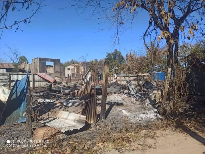 (ခင်ဦးမြို့နယ် မုံလှရွာတွင် စစ်ကောင်စီတပ်၏ လေကြောင်းပစ်ခတ်တိုက်ခိုက်မှုနှင့် မီးရှို့ဖျက် ဆီးမှုကြောင့်ပျက်စီးသွားသော သာသနိကအဆောက်အအုံများနှင့် လူနေအိမ်များ၊ ဓာတ်ပုံ-KURDAF)