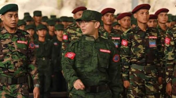 (ရက္ခိုင်တပ်​တော်​၏ ဗိုလ်သင်တန်းဆင်းပွဲတစ်ခုတွင် AAစစ်ဦးစီးချုပ်နှင့်တပ်ဖွဲ့ဝင်များ ။ ။ဓါတ်ပုံ-AA)