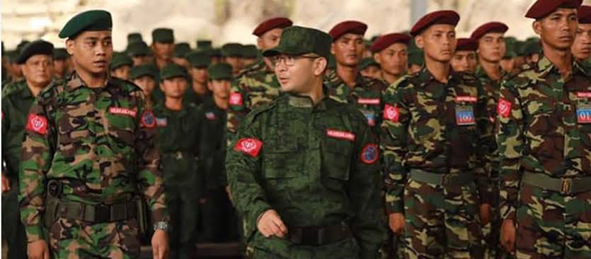 (ရက္ခိုင်တပ်​တော်​၏ ဗိုလ်သင်တန်းဆင်းပွဲတစ်ခုတွင် AAစစ်ဦးစီးချုပ်နှင့်တပ်ဖွဲ့ဝင်များ ။ ။ဓါတ်ပုံ-AA)