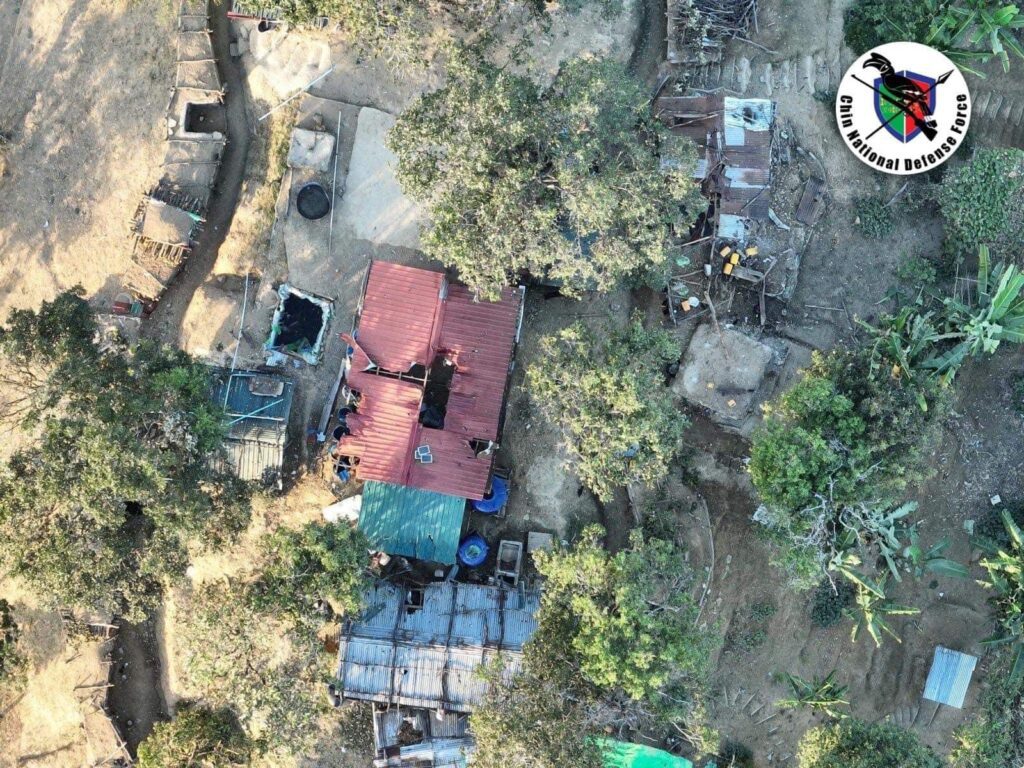 စစ်ကောင်စီတပ်စခန်း ထိခိုက်ပျက်စီးမှုအား တွေ့ရစဉ်၊ ဓာတ်ပုံ - CNO
