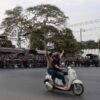 စစ်အာဏာသိမ်းတာကို ဆန့်ကျင်ဆန္ဒပြသူ ၂ဦးကိုတွေ့ရစဉ် ( ပုံဟောင်း)