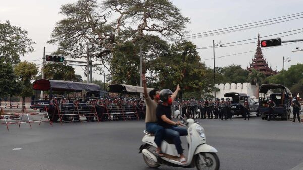 စစ်အာဏာသိမ်းတာကို ဆန့်ကျင်ဆန္ဒပြသူ ၂ဦးကိုတွေ့ရစဉ် ( ပုံဟောင်း)