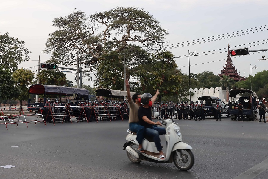 စစ်အာဏာသိမ်းတာကို ဆန့်ကျင်ဆန္ဒပြသူ ၂ဦးကိုတွေ့ရစဉ် ( ပုံဟောင်း)