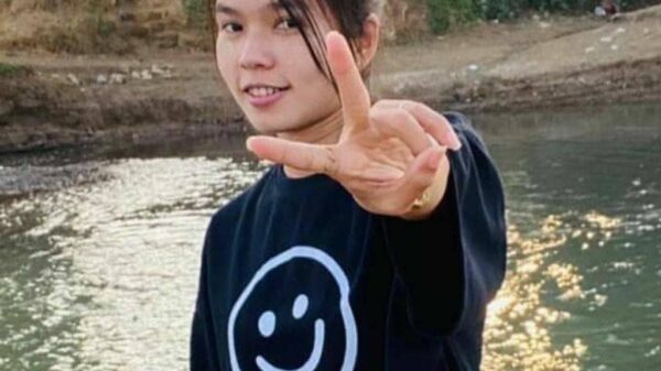 ဆရာမ ဒေါ်ဟန်နီစုကြည်အား တွေ့ရစဉ်