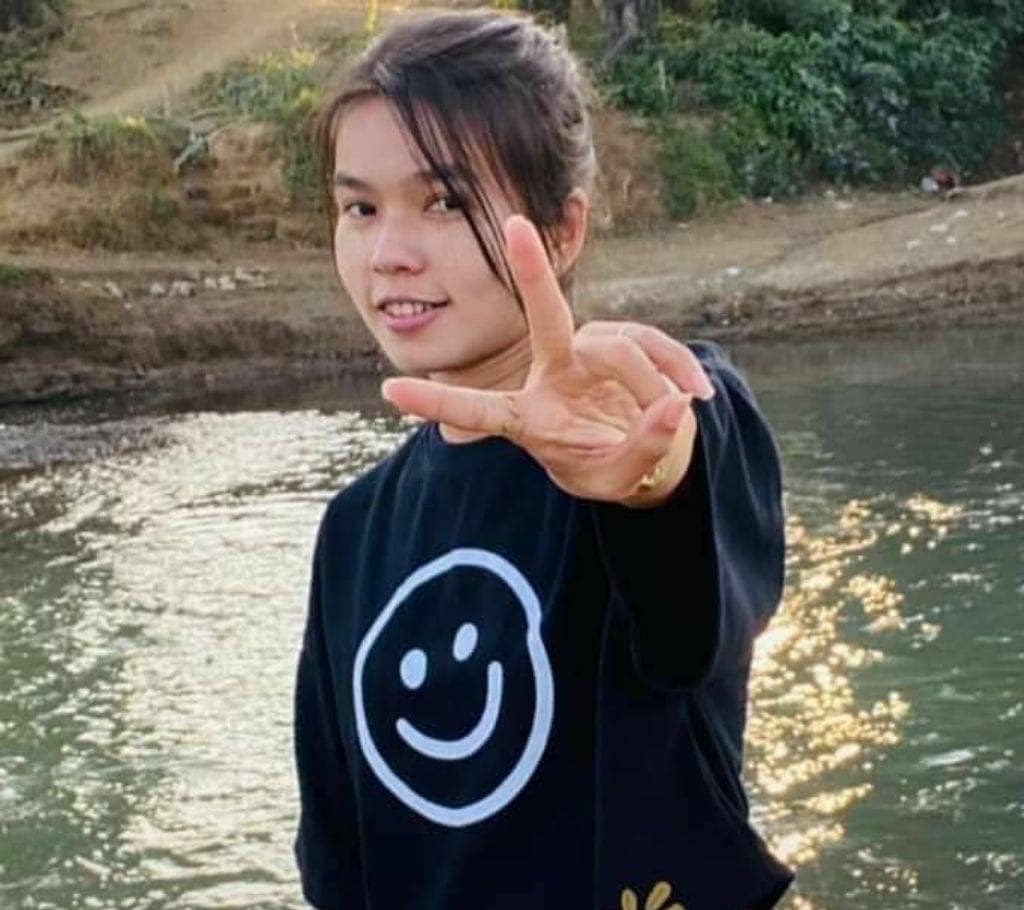 ဆရာမ ဒေါ်ဟန်နီစုကြည်အား တွေ့ရစဉ်
