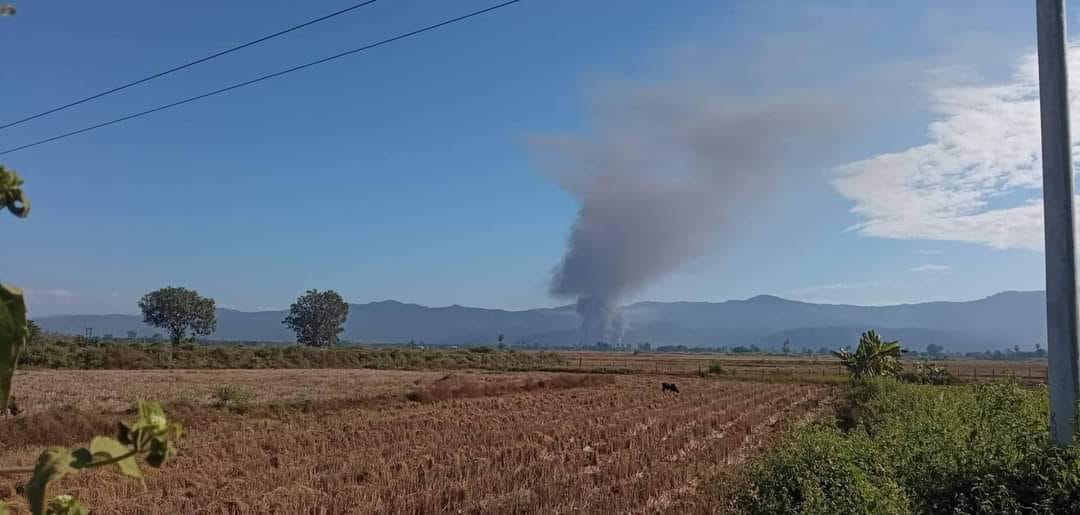 (စစ်​ကောင်စီတပ်က မီးရှို့၍ အင်ကြင်းကုန်းရွာ မီး​လောင်​နေသည့်ကိုနိုဝင်ဘာ ၂၉ နံနက်တွင်​တွေ့ရစဥ်။ဓါတ်ပုံ-TR)