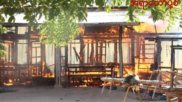 နိုဝင်ဘာ၂၅ ရက် နံနက်ပိုင်းတွင် စစ်ကောင်စီတပ်နှင့်ငွေတွင်းရွာခံ ပျူစောထီးများသည် အရာတော်နယ် တောင်ပိုင်း နွားမသင်းအရှေ့ကျေးရွာသို့ ဝင်ရောက်မီးရှို့ဖျက်ဆီးနေစဉ်၊ဓာတ်ပုံ - အရာတော်ပို့စ်