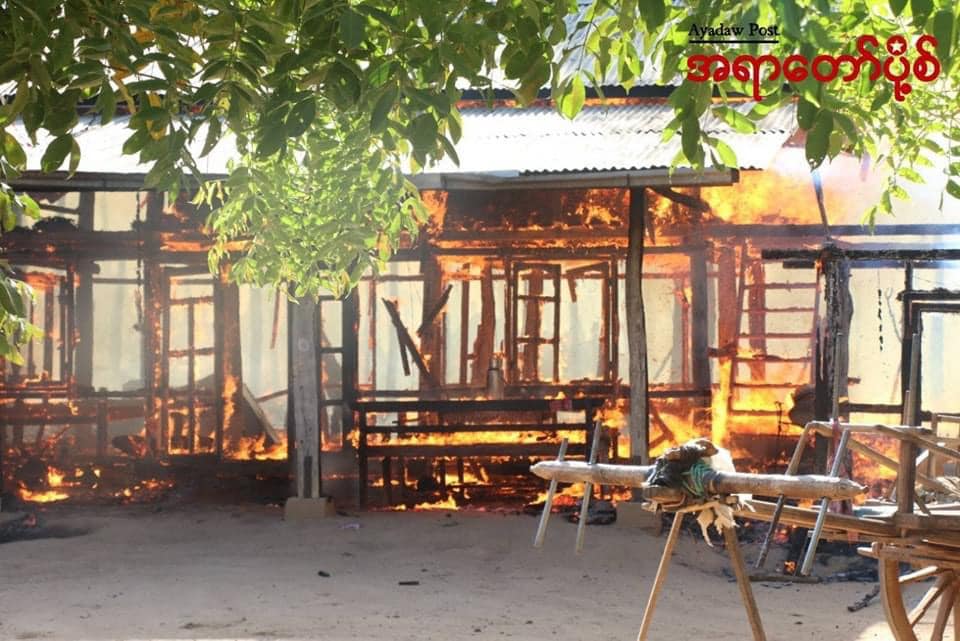 နိုဝင်ဘာ၂၅ ရက် နံနက်ပိုင်းတွင် စစ်ကောင်စီတပ်နှင့်ငွေတွင်းရွာခံ ပျူစောထီးများသည် အရာတော်နယ် တောင်ပိုင်း နွားမသင်းအရှေ့ကျေးရွာသို့ ဝင်ရောက်မီးရှို့ဖျက်ဆီးနေစဉ်၊ဓာတ်ပုံ - အရာတော်ပို့စ်