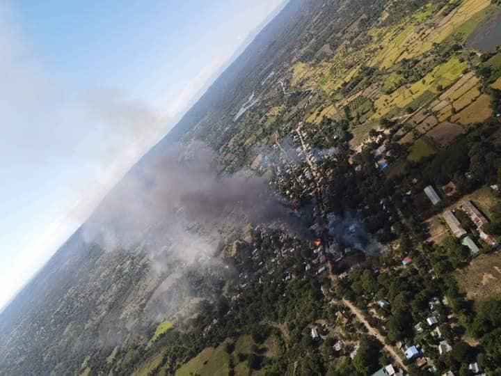 ဗဟင်းကျေးရွာအား စစ်ကောင်စီတပ်က မီးရှို့ဖျက်ဆီးနေစဥ် ၊ဓာတ်ပုံ-ခွန်းဆက်