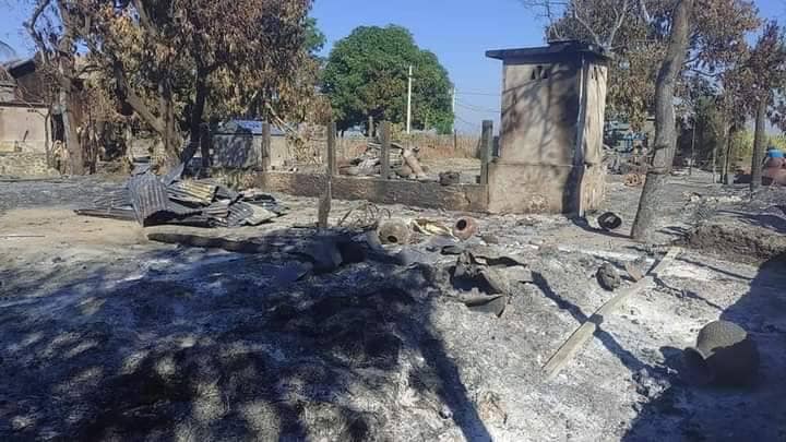 မီးလောင်ကျွမ်းပျက်စီးခဲ့သော အိုင့်ဒိုင်ကျေးရွာနေအိမ်များ၊ဓာတ်ပုံ-မင်းကွန်းတိုက်နယ် - သတင်းမှန်ပြန်ကြားရေး
