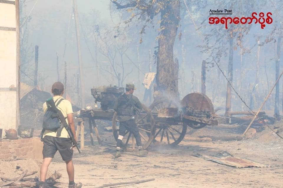 နိုဝင်ဘာ၂၅ ရက် နံနက်ပိုင်းတွင် စစ်ကောင်စီတပ်နှင့်ငွေတွင်းရွာခံ ပျူစောထီးများသည် အရာတော်နယ် တောင်ပိုင်း နွားမသင်းအရှေ့ကျေးရွာသို့ ဝင်ရောက်မီးရှို့ဖျက်ဆီးနေစဉ်၊ဓာတ်ပုံ - အရာတော်ပို့စ်