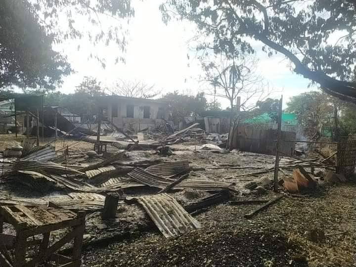 မြင်းဒေါင်းကျေးရွာတွင် စစ်ကောင်စီတပ်က သတ်ဖြတ်သွားခဲ့သော ပြည်သူ သုံးဦးနှင့် မီးရှို့ဖျက်ဆီးသွားမှုများအား တွေ့ရစဥ်၊ ဓာတ်ပုံ-ခင်ဦးမြို့နယ်သတင်းမှန်ပြန်ကြားရေး