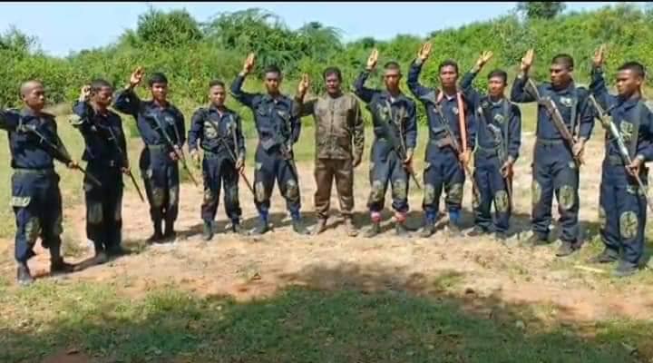(ပျောက်ဆုံးသွားသော ယူနီဖောင်းပုံစံနှင့် ယူနီဖောင်းမပျောက်မီက ရွှေဘိုခရိုင် အမှတ်(၁၈) တပ်ရင်း၏ PDFရဲဘော်များဝတ်ဆင်ထားစဥ်။ ။ဓာတ်ပုံ-ရွှေဘိုခရိုင် အမှတ်(၁၈) တပ်ရင်း)