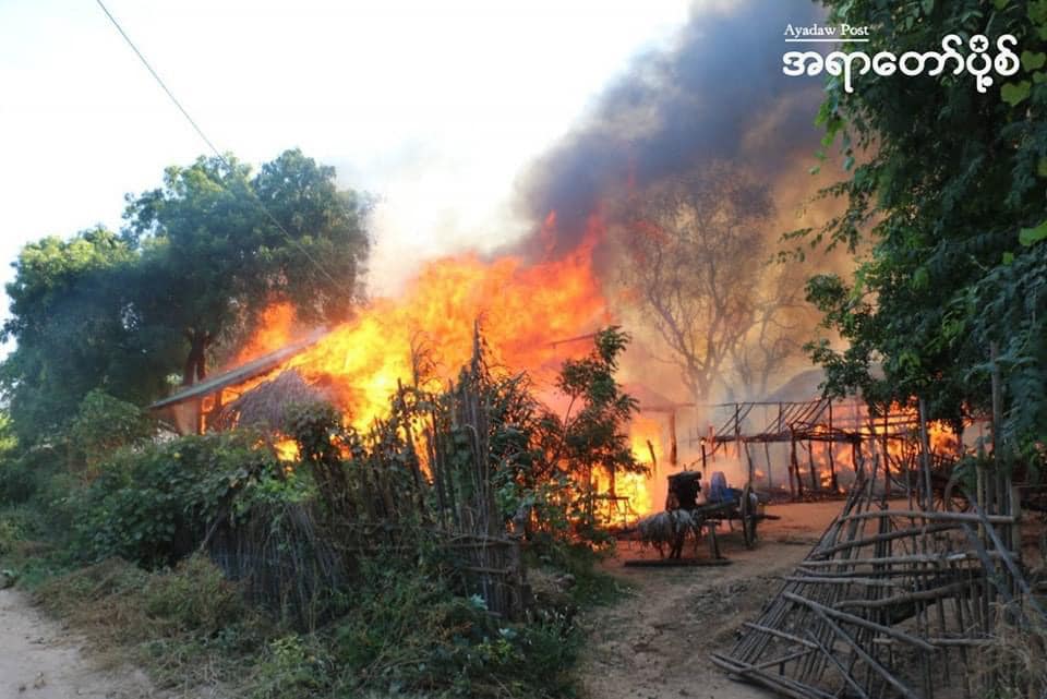 နိုဝင်ဘာ၂၅ ရက် နံနက်ပိုင်းတွင် စစ်ကောင်စီတပ်နှင့်ငွေတွင်းရွာခံ ပျူစောထီးများသည် အရာတော်နယ် တောင်ပိုင်း နွားမသင်းအရှေ့ကျေးရွာသို့ ဝင်ရောက်မီးရှို့ဖျက်ဆီးနေစဉ်၊ဓာတ်ပုံ - အရာတော်ပို့စ်