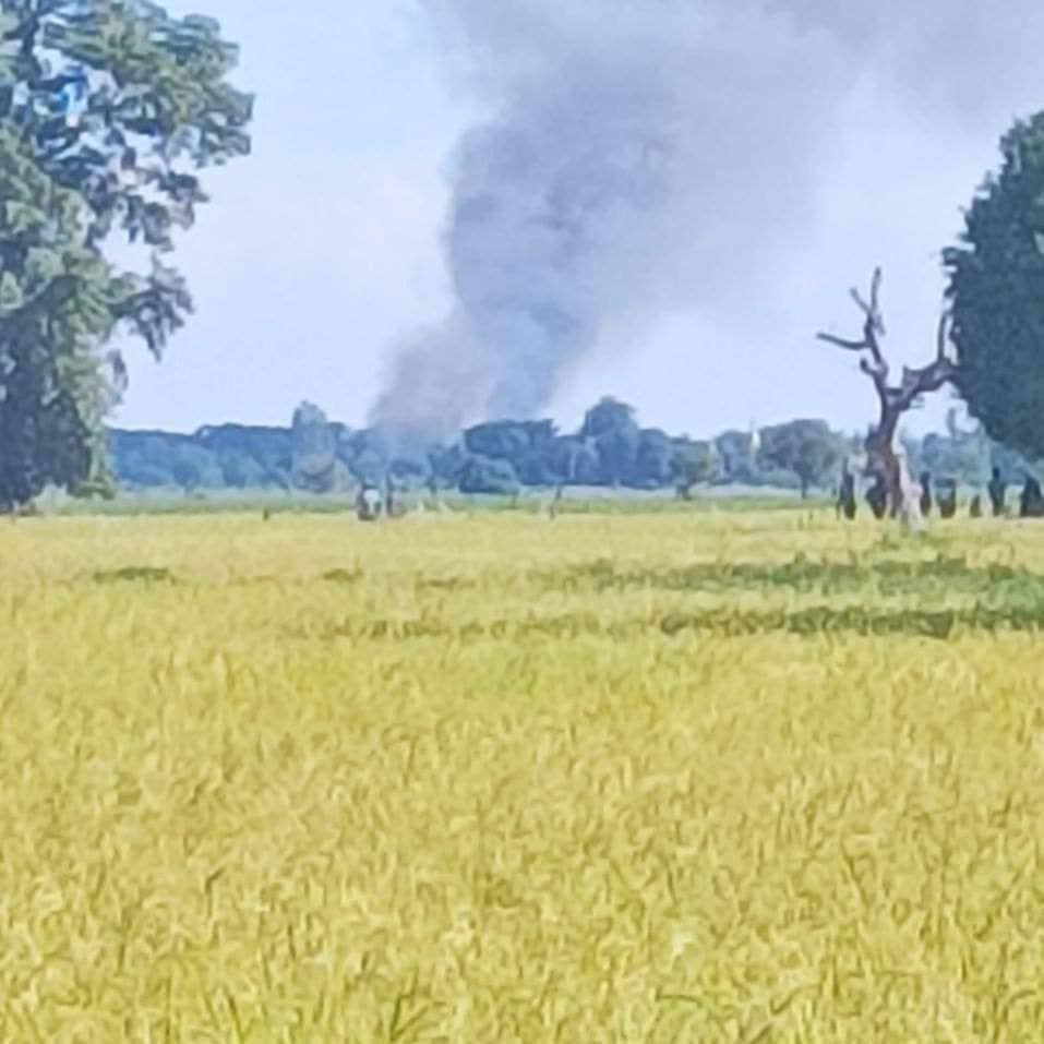 (ရွှေဘိုနယ် မအူပင်အနောက်ရွာအား စစ်အုပ်စုက နိုင်ဝင်ဘာ ၃၀ ရက်(ယနေ့)မီးရှို့ဖျက်ဆီးနေစဥ်)