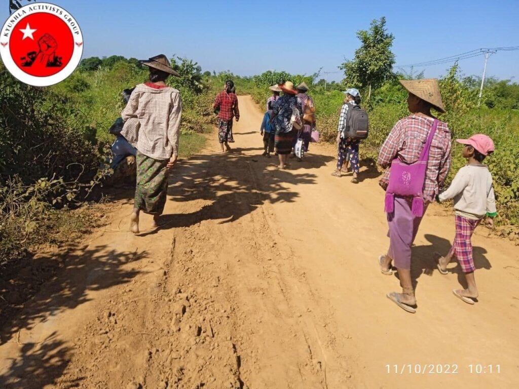 ကိုးတောင်ဘို့နယ် ချပ်သင်းရွာမှ စစ်ဘေးရှောင်ပြည်သူများအား တွေ့ရစဉ်၊ ဓာတ်ပုံ - ကျွန်းလှတက်ကြွလှုပ်ရှားသူများအဖွဲ့