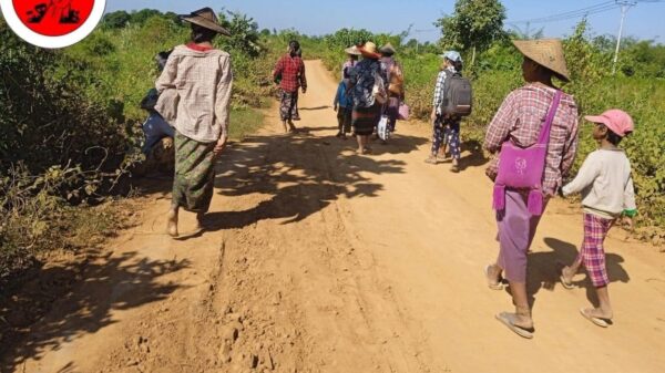 ကိုးတောင်ဘို့နယ် ချပ်သင်းရွာမှ စစ်ဘေးရှောင်ပြည်သူများအား တွေ့ရစဉ်၊ ဓာတ်ပုံ - ကျွန်းလှတက်ကြွလှုပ်ရှားသူများအဖွဲ့