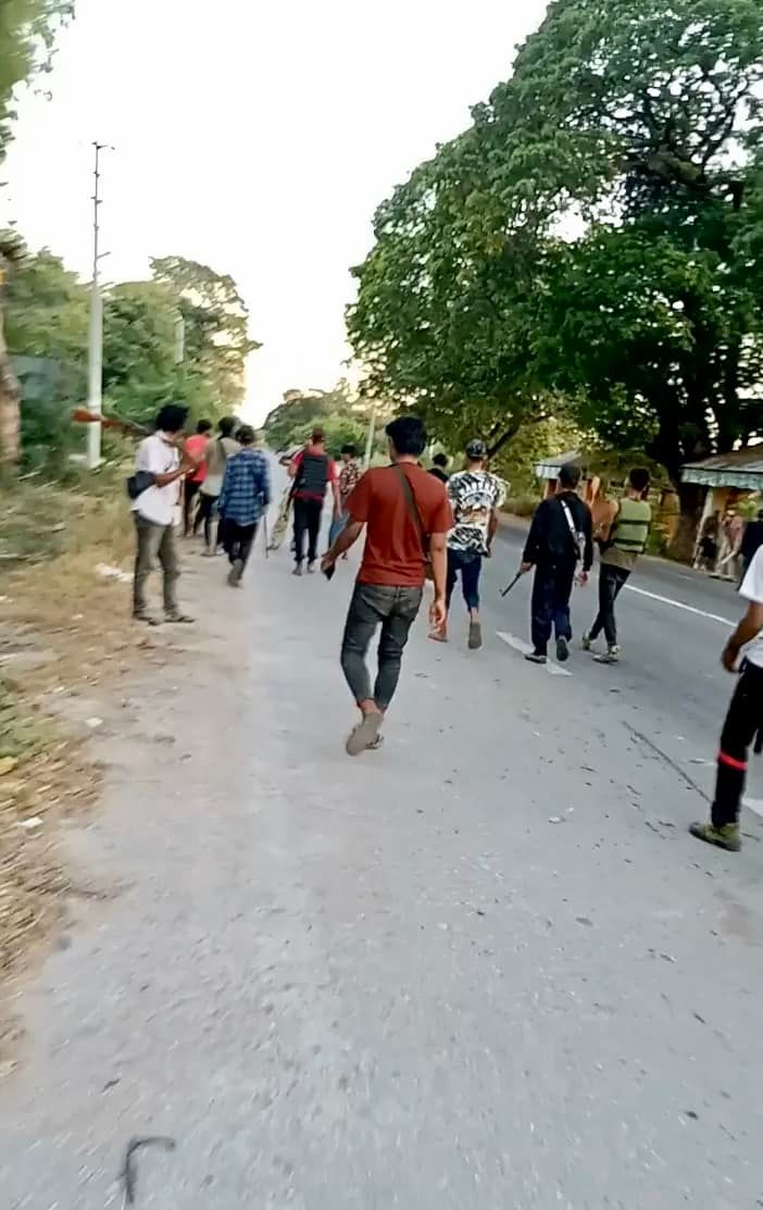 မုံရွာ-မန္တလေးလမ်းမကြီးပေါ်တွင် တွေ့ရသည့် ပြည်သူ့ကာကွယ်ရေးတပ်ဖွဲ့ဝင်ရဲဘော်များ၊ ဓာတ်ပုံ-Daung Karyan