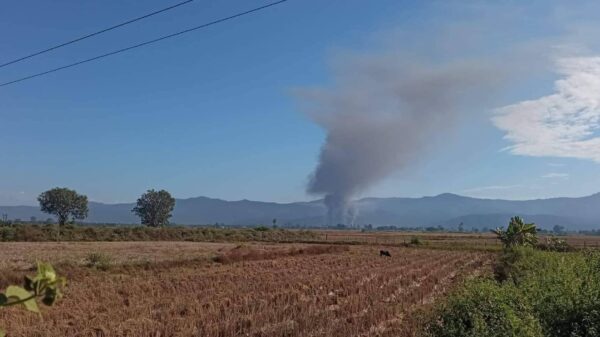 အင်ကြင်းကုန်းရွာကို စစ်ကောင်စီတပ် မီးရှို့ဖျက်ဆီးနေစဉ်၊ ဓာတ်ပုံ - TR