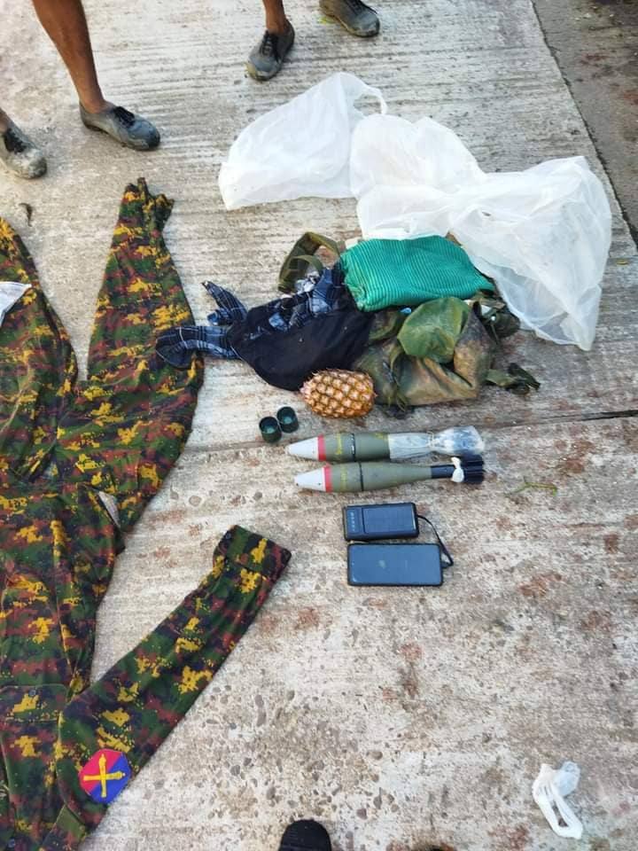 သိမ်းဆည်းရမိသော လက်နက်ခဲယမ်းများနှင့် စစ်ကောင်စီတပ်က ကျေးရွာအတွင်း ဝင်ရောက်ဖျက်ဆီးပြီးနောက် တွေ့ရစဥ်၊ ဓာတ်ပုံ - မြိတ်(ပကဖ)
