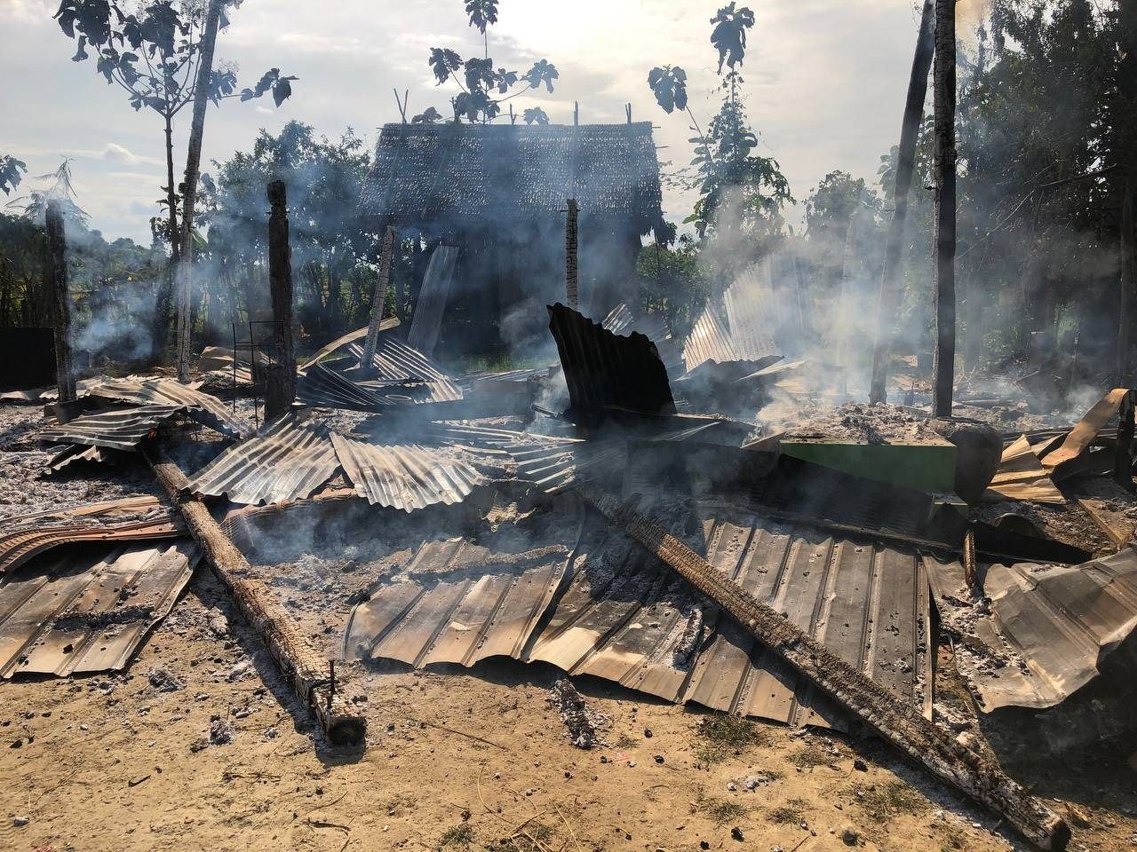 စစ်ကောင်စီတပ်အထိနာပြီးနောက် ကျန်ရစ်ခဲ့သည့် ပစ္စည်းများအား တွေ့ရစဥ်၊ ဓာတ်ပုံ-မြိုင်(ပကဖ)