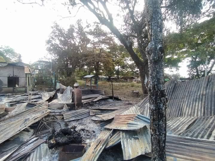 မြင်းဒေါင်းကျေးရွာတွင် စစ်ကောင်စီတပ်က သတ်ဖြတ်သွားခဲ့သော ပြည်သူ သုံးဦးနှင့် မီးရှို့ဖျက်ဆီးသွားမှုများအား တွေ့ရစဥ်၊ ဓာတ်ပုံ-ခင်ဦးမြို့နယ်သတင်းမှန်ပြန်ကြားရေး