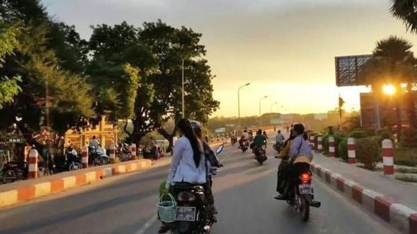 ပခုက္ကူမြို့တွင် ဆိုင်ကယ်စီးနင်းမှု ကန့်သတ်မှုမပြုမီက မြို့အဝင်လမ်းပေါ်၌ သွားလာနေကြစဥ်၊ ဓာတ်ပုံ-Cj