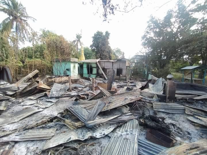 မြင်းဒေါင်းကျေးရွာတွင် စစ်ကောင်စီတပ်က သတ်ဖြတ်သွားခဲ့သော ပြည်သူ သုံးဦးနှင့် မီးရှို့ဖျက်ဆီးသွားမှုများအား တွေ့ရစဥ်၊ ဓာတ်ပုံ-ခင်ဦးမြို့နယ်သတင်းမှန်ပြန်ကြားရေး
