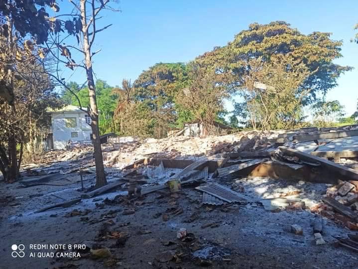 (ခင်ဦးမြို့နယ် မုံလှရွာတွင် စစ်ကောင်စီတပ်၏ လေကြောင်းပစ်ခတ်တိုက်ခိုက်မှုနှင့် မီးရှို့ဖျက် ဆီးမှုကြောင့်ပျက်စီးသွားသော သာသနိကအဆောက်အအုံများနှင့် လူနေအိမ်များ၊ ဓာတ်ပုံ-KURDAF)