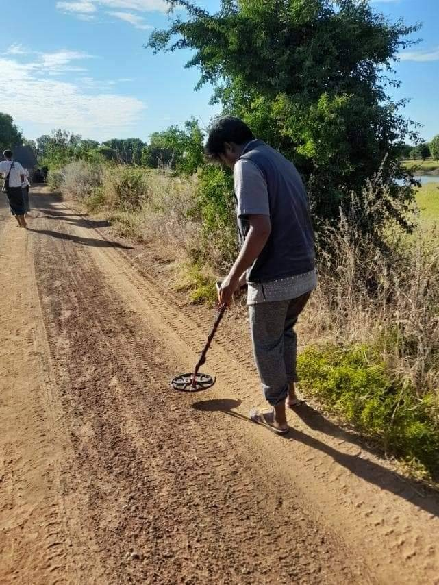 (စစ်ကောင်စီတပ် မြှုပ်ထားခဲ့သော နင်းမိုင်းများအား တွေ့ရစဥ်။ နင်းမိုင်းများအား ရှာဖွေနေစဥ်၊ ဓာတ်ပုံ-ခင်ဦးမြို့နယ်သတင်းမှန်ပြန်ကြားရေး)