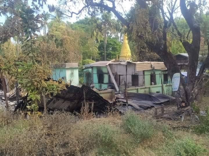 မြင်းဒေါင်းကျေးရွာတွင် စစ်ကောင်စီတပ်က သတ်ဖြတ်သွားခဲ့သော ပြည်သူ သုံးဦးနှင့် မီးရှို့ဖျက်ဆီးသွားမှုများအား တွေ့ရစဥ်၊ ဓာတ်ပုံ-ခင်ဦးမြို့နယ်သတင်းမှန်ပြန်ကြားရေး