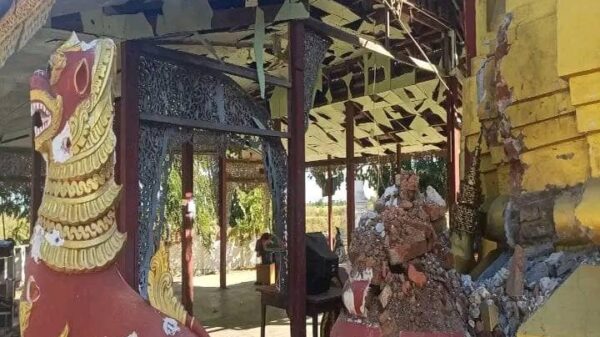 (ခင်ဦးမြို့နယ် မုံလှရွာတွင် စစ်ကောင်စီတပ်၏ လေကြောင်းပစ်ခတ်တိုက်ခိုက်မှုနှင့် မီးရှို့ဖျက် ဆီးမှုကြောင့်ပျက်စီးသွားသော သာသနိကအဆောက်အအုံများနှင့် လူနေအိမ်များ၊ ဓာတ်ပုံ-KURDAF)