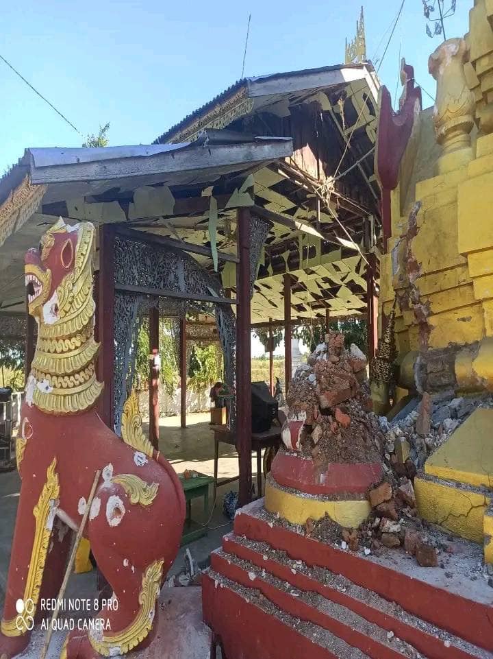 (ခင်ဦးမြို့နယ် မုံလှရွာတွင် စစ်ကောင်စီတပ်၏ လေကြောင်းပစ်ခတ်တိုက်ခိုက်မှုနှင့် မီးရှို့ဖျက် ဆီးမှုကြောင့်ပျက်စီးသွားသော သာသနိကအဆောက်အအုံများနှင့် လူနေအိမ်များ၊ ဓာတ်ပုံ-KURDAF)