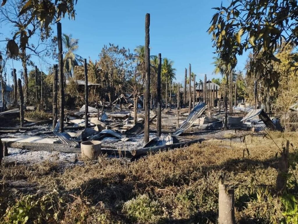 နိုဝင်ဘာ ၂၈ရက်တွင် အလယ်တောရွာကို မီးရှို့ပြီးနောက် တွေ့ရစဉ်၊ ဓာတ်ပုံ - TR