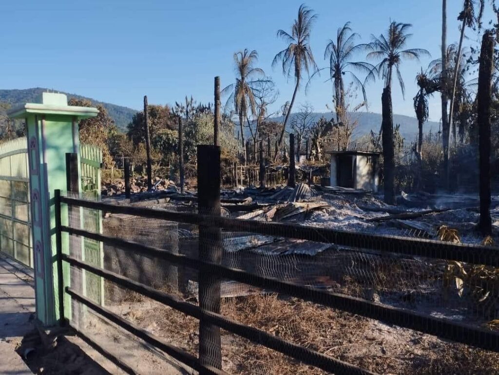 နိုဝင်ဘာ ၂၈ရက်တွင် အလယ်တောရွာကို မီးရှို့ပြီးနောက် တွေ့ရစဉ်၊ ဓာတ်ပုံ - TR