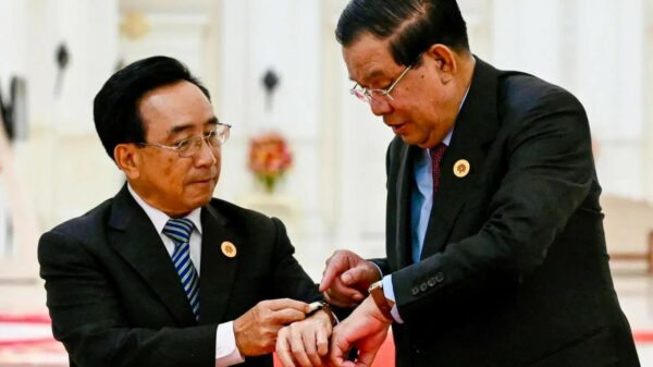 အာဆီယံ ညီလာခံမှာ တန်ဖိုးကြီး Limited Edition လက်ပတ်နာရီတွေ လက်ဆောင်ပေးခဲ့တဲ့ ကမ္ဘောဒီးယား ဝန်ကြီးချုပ်