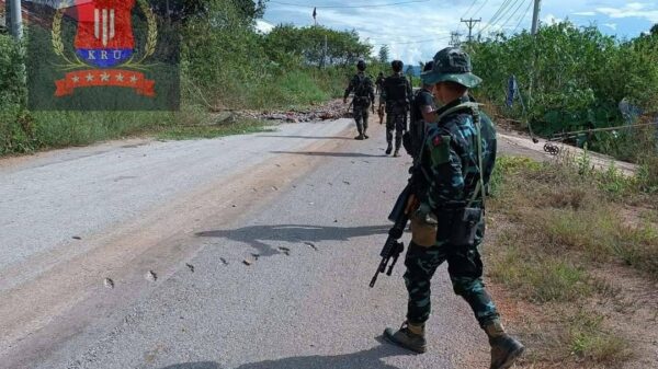 (ကုန်းသာကျေးရွာတွင် နယ်မြေရှင်းလင်းရေး ဝင်ရောက်နေသည့် KRU တပ်ဖွဲ့ဝင်များအား တွေ့ရစဥ်)