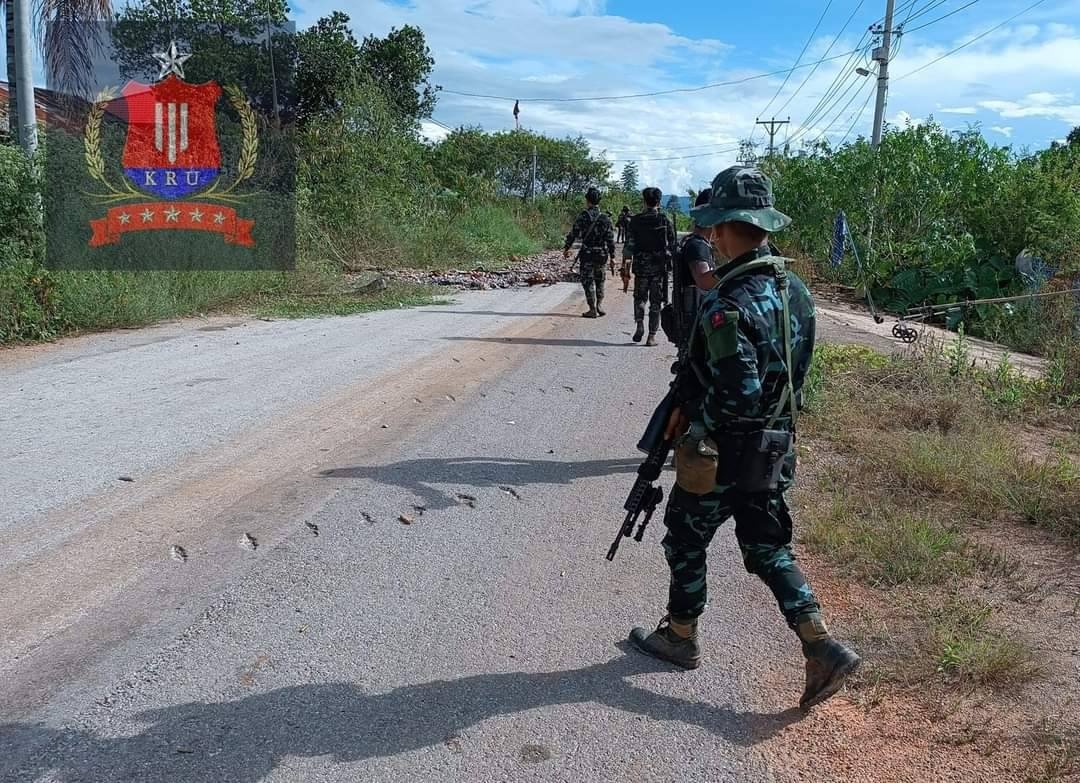 (ကုန်းသာကျေးရွာတွင် နယ်မြေရှင်းလင်းရေး ဝင်ရောက်နေသည့် KRU တပ်ဖွဲ့ဝင်များအား တွေ့ရစဥ်)