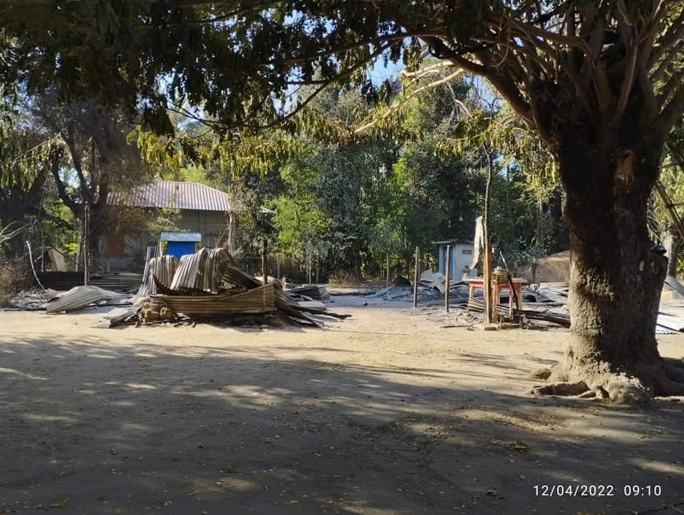 (ညောင်လှကျေးရွာအား စစ်ကောင်စီတပ် မီးရှို့ဖျက်ဆီးပြီးနောက် တွေ့ရစဉ်၊ ဓာတ်ပုံ - ဒီပဲယင်းမြို့နယ်ညီနောင်များ)