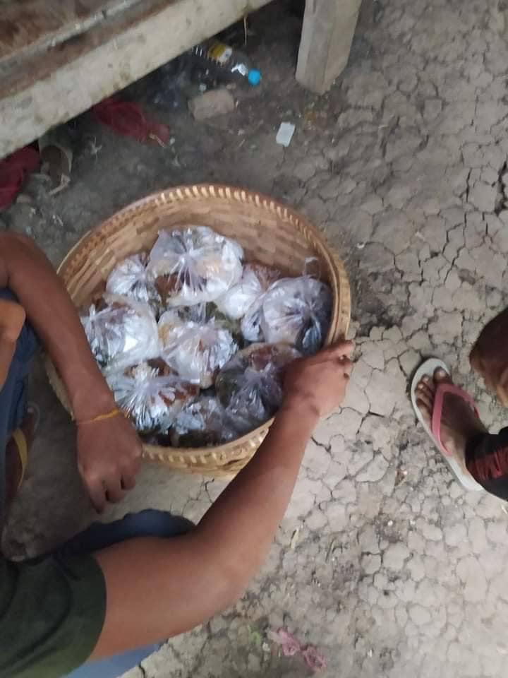 မီးရှို့ခံရသည့်ကျေးရွာများအား လှူဒါန်းပေးနေစဥ်၊ ဓာတ်ပုံ-KURDAF