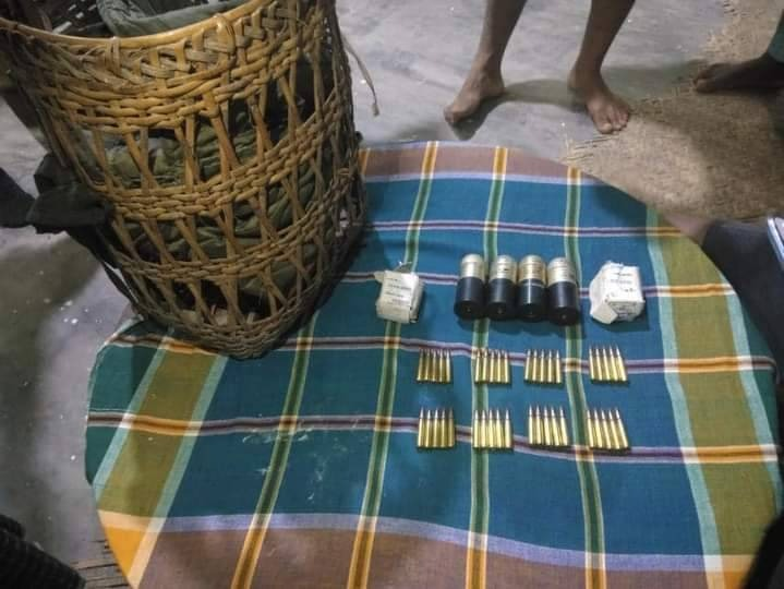 သိမ်းဆည်းရမိသော စစ်ကောင်စီ၏ ခဲယမ်းအချို့နှင့် ခြင်းကျားတစ်လုံးအား တွေ့ရစဥ်၊ ဓာတ်ပုံ-ကောင်းကင်တော်လှန်ရေးအင်အားစု