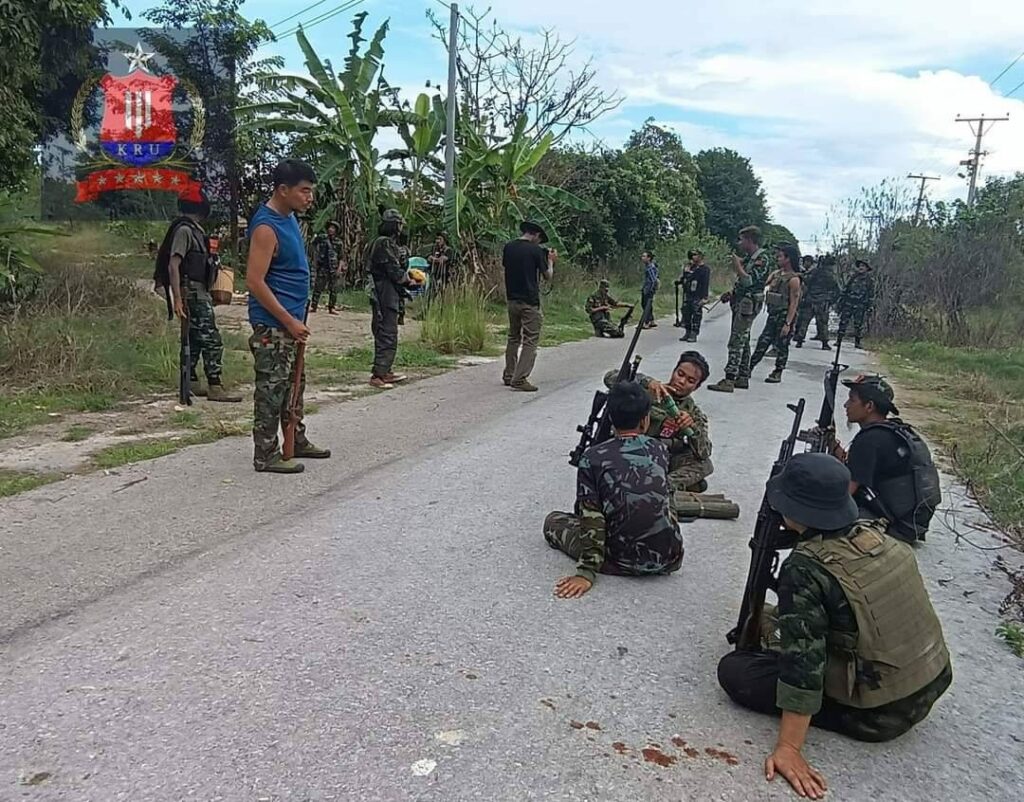 (ကုန်းသာကျေးရွာတွင် နယ်မြေရှင်းလင်းရေး ဝင်ရောက်နေသည့် KRU တပ်ဖွဲ့ဝင်များအား တွေ့ရစဥ်)